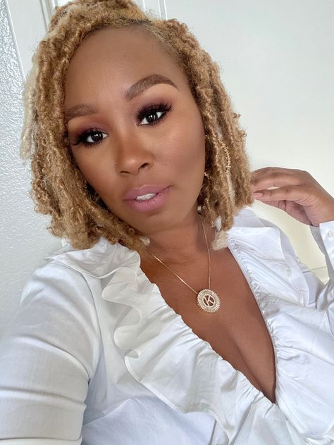 Blonde Butterfly Locs Bob, Short Blonde Faux Locs, Blonde Faux Locs Black Women, Faux Locs Short, Blonde Faux Locs, Faux Locs Blonde, Boho Faux Locs, Faux Locs Bob, Loc Bob