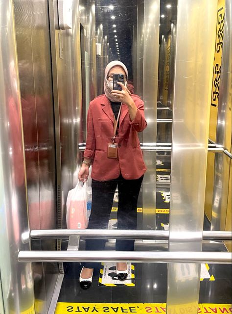 Terracota Blazer & White Pum Shoes Pum Shoes, Work Ootd, Casual Ootd, Blazer White, Hijabi Outfits Casual, Hijabi Outfits, Ootd Hijab, White Blazer, Ootd Outfit