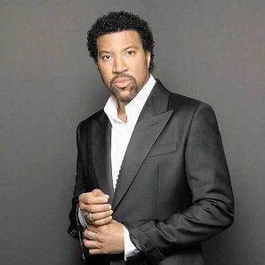 Lionel Richie Vanessa Paradis, Knight In Shining Armor, Lionel Richie, 90s Music, Easy Listening, 80s Music, Music Legends, Snoop Dogg, My Favorite Music