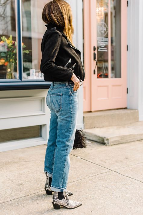 WESTERN BOOTIES + MOM JEANS (OR...BOYFRIEND JEANS, FOR THE HATERS) | Western booties may just be the shoe to take us into Spring & rock in the Summer — wear 'em with mom jeans, boyfriend jeans & non-skinny denim...yes! #TheMomEditStyle #CuteCowgirlBoots #WesternBootsSummer #WesternBootsWomen #CowgirlBootsAndJeans  #MomJeans #MotoJacket #eBay #FryeWesternBoots #SamEdelmanBoots #PaigeWesternBooties #JeffreyCambellBoots #MotherDenim #BoyfriendJeans #GirlfriendJeans #RagAndBone Western Booties Outfit, Jeans And Cowboy Boots Outfit, Cropped Jeans Outfit, Botas Western, Mom Edit, Looks Jeans, Jeans Outfit Winter, Look Jean, Booties Outfit