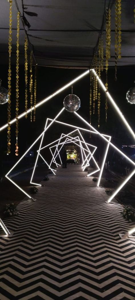 Event Entrance Design Ideas, Event Entry Design, Disco Entrance, Corporate Event Table Decor, Event Entrance Decor, Event Entrance Design, Event Entry, Prom Backdrops, Galas Photo