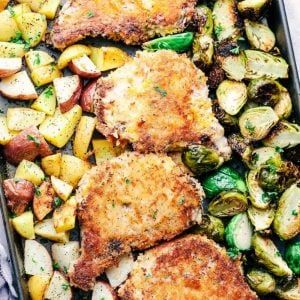 Sheet Pan Crispy Cheddar Pork Chops - The Recipe Critic Sirloin Chops Recipes, Cheddar Pork Chops, Sheet Pan Teriyaki Chicken, Cheese Pork Chops, Pan Pork Chops, Regular Meals, Chicken With Vegetables, Smothered Pork, Dinners Recipes