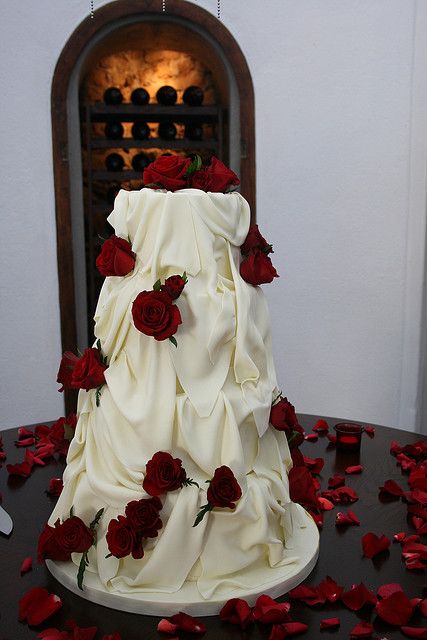 Claudine and Russel's White chocolate and red Roses wedding cake White Wedding With Red Roses, Red Wedding Cake Ideas, Red Cake Wedding, Rose Cake Wedding, Wedding Ideas Red Roses, Wedding Cakes Roses, Red Rose Wedding Dress, Roses Wedding Theme, White And Red Wedding Cake