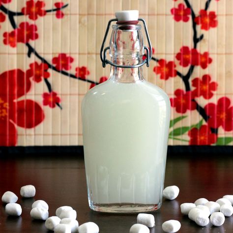 Marshmallow-Infused Vodka: Try this in your next spiked coffee or hot chocolate. Drink Outfit, Homemade Liqueur Recipes, Marshmallow Vodka, Peppermint Vodka, Pomegranate Liqueur, Flavored Liquor, Sweet Cocktail, Homemade Alcohol, Caramel Vodka