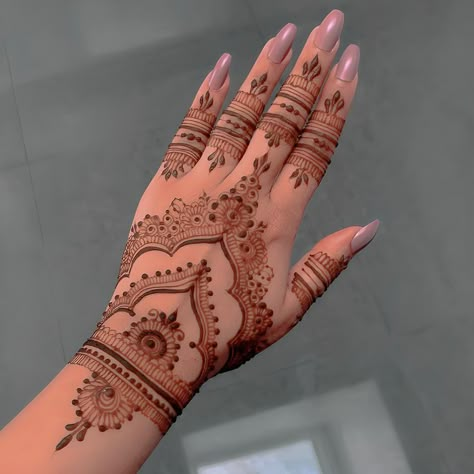 Henna Tattoo Design, Indian Henna Designs, Henna Designs Back, Henne Tattoo, Henna Flower Designs, Cute Henna Designs, Tattoos Henna, Inai Pengantin, Henna Style Tattoos