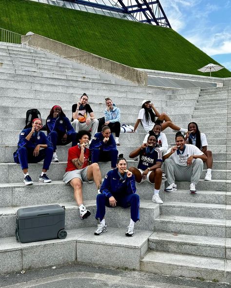 Gold medal stairs pic just dropped 🥇🔥(via @usabasketball) • Posted 2024-08-11T18:59:14.000Z Diana Taurasi, Chelsea Gray, Basketball Backboard, Usa Women, Usa Soccer Women, Basketball Is Life, Paris Olympics, Usa Basketball, Basketball Drills