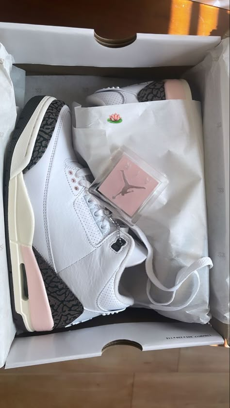 Off White Sneakers, Rick Owens Shoes, Pink Jordans, Pretty Sneakers, Nike Off White, Cheap Jordan, Gucci Balenciaga, Trendy Shoes Sneakers, Dr Shoes