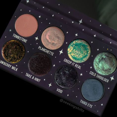 riley | multichrome investigator on Instagram: "I’m in my spooky palette era 👻 This is one of my favorite custom palettes that I’ve ever put together tbh . I feel like everything just compliments each other so well🖤🖤 I was feeling a bit uninspired with making BYOPs lately but something about putting the shades in a palette with little wells for them makes it much more exciting and inspiring for me. If that makes sense. ANYWAY hope everyone is having a great weekend so far! I’ll be busting my Dark Makeup Palette, Custom Makeup Palette, Make Up Palletes, Indie Eyeshadow Palette, Goth Makeup Palette, Spooky Palette, Makeup Palette Aesthetic, Custom Eyeshadow Palette, Best Eyeshadow Palette