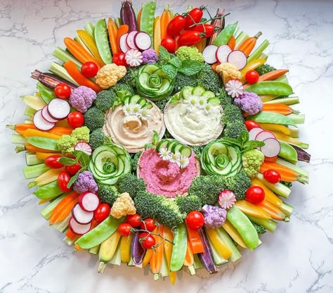 Round Veggie Platter, Hawaiian Veggie Tray, Round Veggie Tray, Bridal Shower Vegetable Tray Ideas, Luau Charcuterie Board Ideas, Beautiful Veggie Tray, Vegetable Boards, Crudites Board, Veggie Platter Display