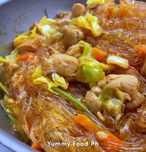 This chicken pancit sotanghon guisado recipe uses bite-sized chicken, with or without bone. It's a wonderful Filipino food recipe that's really easy to make. Pancit Sotanghon Recipe, Chicken Bones Recipes, Pinoy Recipes Easy, Garlic Sotanghon Recipe, Pancit Guisado Recipe, Pancit Sotanghon Guisado, Chicken Pancit Recipe Filipino, Chicken Guisado, Sotanghon Guisado Recipe