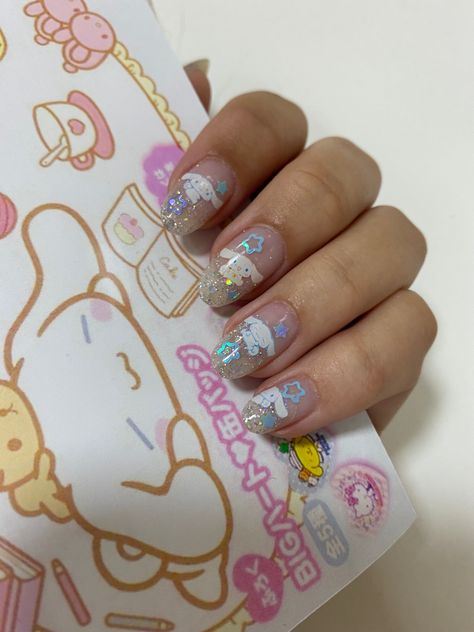 unha do cinnamoroll com glitter e estrelas Cinnamon Roll Sanrio Nail Art, Cinnamoroll Nail Design, Cute Cinnamoroll Nails, Hello Kitty Cinnamon Roll Nails, Cinnamon Roll Acrylic Nails Sanrio, Cinnaroll Nails, Cinnamonroll Sanrio Nail Art, Sanrio Manicure, Cinnamon Roll Nail Art