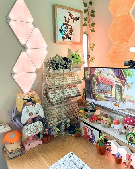 Set up details🤎✨ It’s been a while since I shared some photos of my set up on here, so here’s a few up-to-date photos of it!🥰 I love my set up, but I definitely feel like another change up is due soon!! So you like to change how your set up looks at all?✨ • • • #pcsetup #pcgaming #desk #desksetup #deskgoals #deskdecor #pcbuild #cozygaming #cozygamer #cozygamingcommunity Pc Setup Couple, Gaming Set Up Couple, Matching Gaming Setup Couples, Shared Gaming Room, Couples Computer Setup, Couple Pc Setup Gamer, Set Up Ideas, Games Room Inspiration, Desk Goals