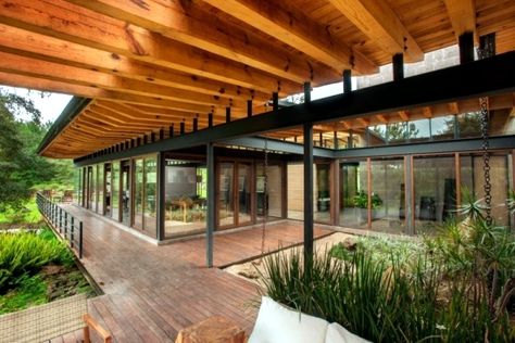 Like the mix of black metal and wood Eco Friendly House Plans, Exposed Beams Ceiling, Modern Wooden House, Flat Roof House, Expensive Houses, Glass Facades, Forest House, Eco Friendly House, Flat Roof