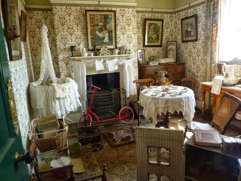 1940s House Interior, Victorian Nursery, Retro Things, Bedroom Victorian, Victorian Life, Doll Diy Crafts, Victorian Mansions, Miniature Rooms, Vintage Room