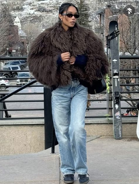 Laura Harrier Style, Winter Outfits Fur, Fur Coat Outfits, Laura Harrier, Suede Outfit, Quoi Porter, Magda Butrym, Winter Mode, Paris Outfits