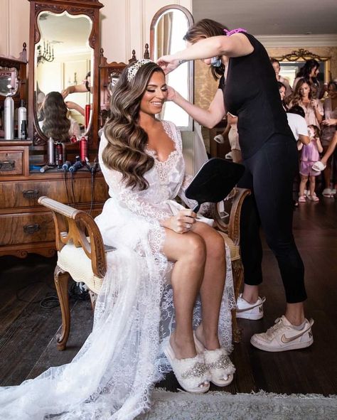 Bride And Bridesmaids Robe Photoshoot, Bride In Robe Getting Ready, Bride Robes Getting Ready, Getting Ready Wedding Photos The Bride, Bride Getting Ready Photos Robe, Getting Ready Robes Wedding, Get Ready Wedding Outfit, Getting Ready Bridal Outfit, Getting Ready For Wedding Photos