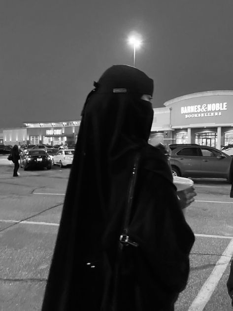 Niqab Aesthetic, Mode Niqab, Niqabi Girl, Female Werewolves, Muslimah Outfit, Niqab Fashion, Simple Hijab, Instagram Dp, Hijabi Aesthetic