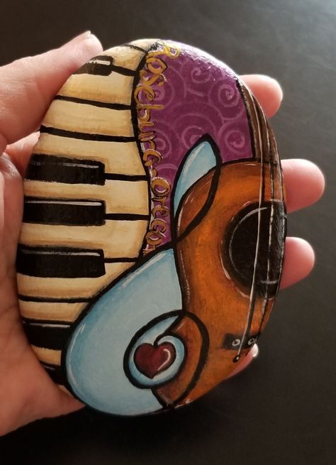 Rock Painting Music, Music Rock Painting, Music Painted Rocks, River Stones Crafts, Stone Pictures Pebble Art, Garden Rock Art, Diy Rock Art, Art Pierre, Stone Art Painting