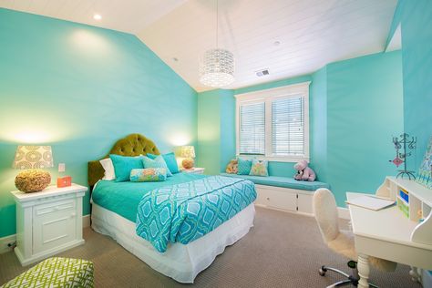 Beach House Bedroom Design Ideas - Bright Teal Wall Color With White Furniture and Teal Blue Bedding Turquoise Bedroom Decor, Blue Themed Bedroom, Bedroom Ideas Beach, Turquoise Room, House Bedroom Ideas, Bedroom Turquoise, Beach Themed Bedroom, Beach House Bedroom, Teal Bedroom