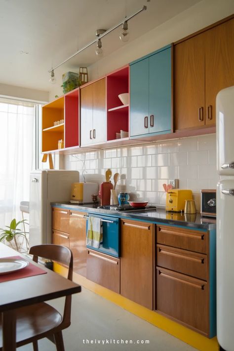 Colorful retro-style kitchen with blue, red, and yellow accents, featuring wooden cabinets, a white tiled backsplash, and a dining table set. Modern Kitchen Styling, Mid Century Modern House Interior, Midcentury Modern Interior Design, Mid Century Modern Kitchen Cabinets, Kitchen Midcentury, Retro Modern Kitchen, Ivy Kitchen, Midcentury Modern Kitchen, Midcentury Modern House