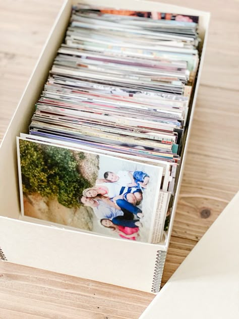 photo box Photo Album Organization Ideas, Picture Album Storage Ideas, Organize Old Photos, Photo Album Shelf Ideas, Photo Albums Display, Photo Storage Ideas Boxes, Organizing Photo Albums, Organize Pictures In Boxes, Displaying Photo Albums