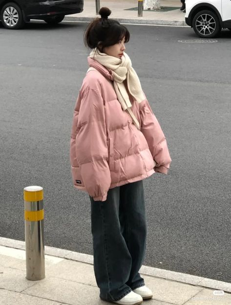 Winter Outfits Pink Jacket, Cute Winter Outfits Coquette, Winter Jackets Women Aesthetic, Pink Jacket Outfit Aesthetic, Cute Korean Winter Outfits, Pink Jacket Outfit Winter, Korean Winter Outfits Women, Winter Korean Outfits, Winter Outfits Aesthetic Korean