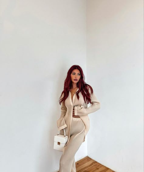 Burgandy Hair Outfit, Outfit Inspo For Red Hair, Red Hair Looks Outfits, Burgundy Hair Outfit Ideas, Francesca Farago Outfits, Cherry Red Hair Outfits, Outfit For Red Hair, Red Hair Clothes Ideas, Red Hair Outfits What To Wear With