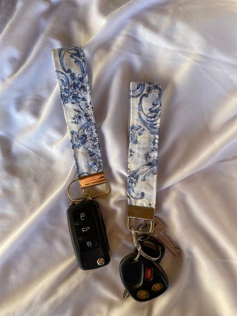 These keychain are the perfect thing to hold your keys, airpod case, or one of our keychain wallets! Mix & match with your keychain wallet to be fully customizable by you! Each strap is 1 inch wide and approximately 10 inches long (5 inches on each side).  Any questions please message me or email me at fasciaandpalla@gmail.com. Return policy can be found on my shop page. Each item is made after your order is placed to reduce waste. Shipping time can be found on each piece, but feel free to purch Wristlet Keychain Aesthetic, Things To Put In Your Car, Cute Car Keys Keychains Ideas, Car Keychain Aesthetic, Car Keys Keychain Ideas, Cute Keychains For Car Keys, Keychain Wallets, Keychain Strap, Strap Keychain