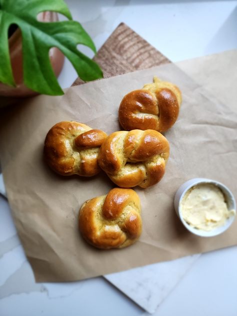 Best Einkorn Flour Garlic Knots - Healthier Homemade Co Recipes Easy Einkorn Bread, Einkorn Soft Pretzels, Einkorn Pretzels, Einkorn Dinner Rolls, Einkorn Noodles, Einkorn Rolls, Einkorn Flour Recipes, Einkorn Crackers, Einkorn Recipe