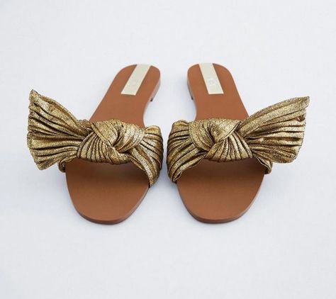 Z A R A FLAT SANDALS WITH BOW Front knot detail. Sizes: 39 Price: 2,500 Colors: As shown. Disclaimer: Wardrobe Haven is not associated with this brand!! Gold Slippers, Sandals With Bow, Zara Sandals, Zara Gold, Rubber Flip Flops, Loafer Slippers, Bow Sandals, Summer Flats, Bow Flats