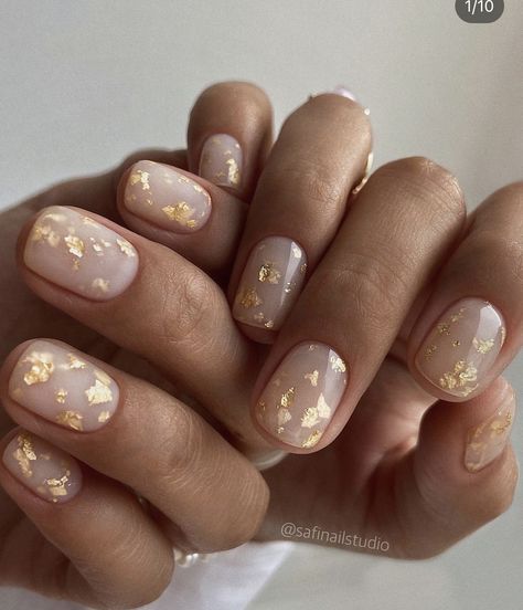 Natural Nails With Gold Flakes, Gold Flakes On Nails, Subtle Gold Nails, Golden Flakes Nails, Gold Nails Short, Gold Foil Nail Art, Gold Flake Nails, Gold Leaf Nails, Nails With Gold Flakes