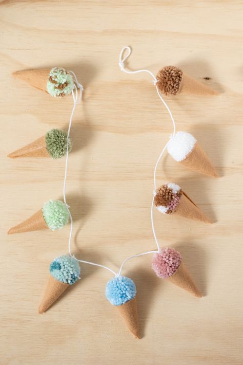 Ice Cream Pom Pom, Ice Cream Bunting, Pom Pom Ideas, Pom Pom Patterns, Pom Pom Art, Ice Cream Garland, Pom Pom Cupcakes, Ice Cream Ideas, Craft Ice Cream