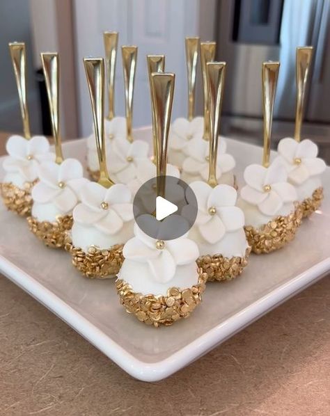 Cake Pop Wedding Ideas, Fancy Cake Pops Ideas, Champagne Cake Pops, Fancy Cake Pops, Elegant Cake Pops, Fancy Baby Shower, Shoe Cupcakes, White Cake Pops, Cake Pop Designs