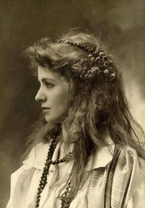 15 100-Year-Old Photos That Prove Beauty is Timeless Maude Adams, Foto Portrait, Portrait Vintage, Vintage Versace, Foto Vintage, Old Photographs, Photo Vintage, Vintage Portraits, Vintage Vogue