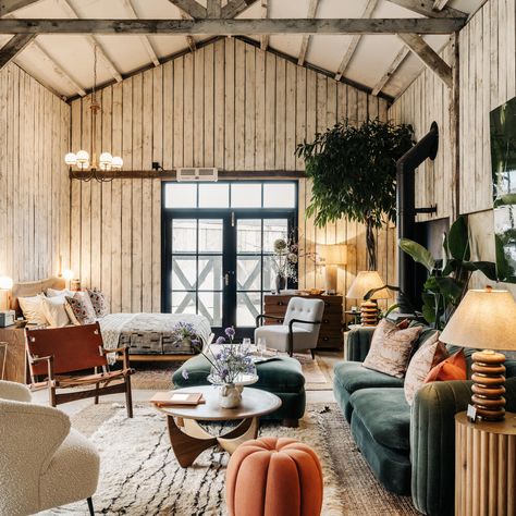 Soho Farmhouse Interiors, Farmhouse Interior Living Room, Farmhouse Cottage Interiors, Farmhouse Studio, Cottage Lounge, Chic Cabin, Soho Farmhouse, Cottage Renovation, Soho Home