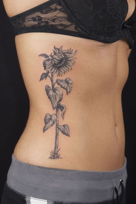 Sunflower on Melissa's ribs. | Independent Tattoo | Flickr Girl Rib Tattoos, Sunflower Tattoo Meaning, Sunflower Tattoo Thigh, Tattoo Sunflower, Sunflower Tattoo Sleeve, Sunflower Tattoo Shoulder, Body Tattoo Design, Cage Tattoos, Kunst Tattoos