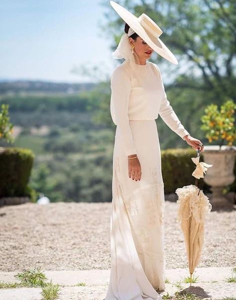 Chic Wedding Hat In Sinamay, Chic Beige Wedding Hat, Wedding Dress With Hat, Elegant Beige Wedding Hat, Elegant White Bridal Hat, Wedding Hats For Bride, Bridal Hats With Veil Vintage Inspired, Bridal Hat, High Fashion Dresses