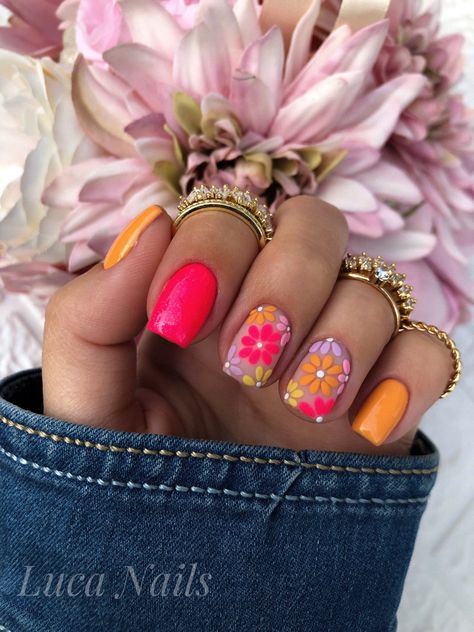 Short Holiday Nails Summer Gel, Spring Nails Bright Colors, Short Nails With Flower Design, Hot Pink Floral Nails, Holiday Nails Summer 2023 Bright, Bright Floral Nails, Nails For Holiday Summer, Hot Pink Flower Nails, Bright Flower Nails