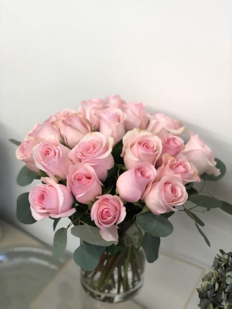 Roses Color Palette, Pink Roses Vase, Pink Flowers In A Vase, Pink Roses In Vase, Roses For Valentines Day, Room Decor Flowers, Birthday Brunch Ideas, Bedroom Planning, Everyday Bouquet