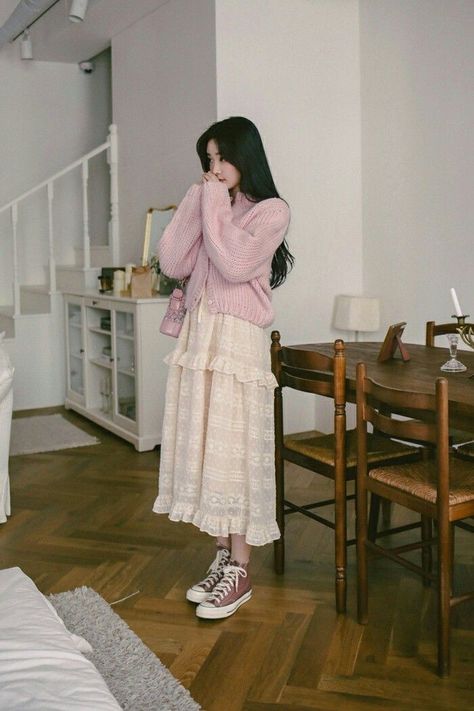 Conservative Korean Outfits, Korean Cottagecore Outfit, Cool Feminine Outfit, Soft Japanese Fashion, Oversized Feminine Outfit, Flowy Long Skirt Outfit, Feminine Japanese Fashion, Spring Layered Outfits, Casual Conservative Outfits