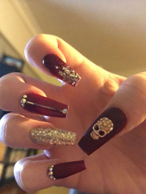 Coffin Shaped Halloween Acrylic Nails, Halloween Pirate Nails Design, Halloween Pirate Nails, Pirate Nails Ideas, Skull Nails Acrylic, Pirates Nails, Pirate Nails Design, Nails With Skulls, Pirate Nail Art