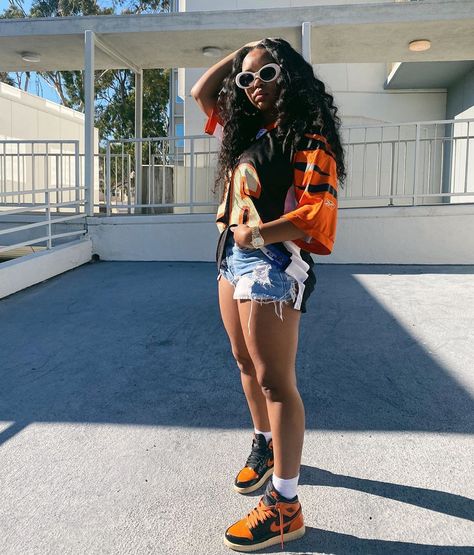 CHARAMON. on Instagram: “🤞🏽” Jordan 1s Outfit Women, Outfits To Wear With Jordan 1s, Outfits With Jordan 1s Fashion Styles, Styling Jordans, Jordan 1 Outfit Women, Jordan 1 Outfit, Jordan 1s, Chill Outfits, Streetwear Fashion Women