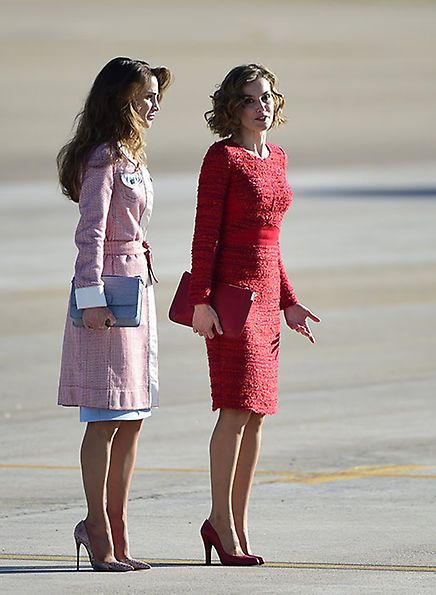 Queen Letizia of Spain and her counterpart Queen Rania of Jordan showed off their sartorial prowess as they met in Madrid on the first day of Rania's state visit Madrid Airport, Queen Rania Of Jordan, Rania Of Jordan, Spain Photos, Princess Letizia, Queen Outfit, Style Royal, Queen Rania, Estilo Real