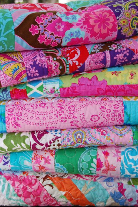 Oh my! I feel my fingers itching to make one of these! La Passacaglia Quilt, Bohemian Fabric, Inspiration Dress, Boho Quilt, Quilt Dress, Kaffe Fassett, Pretty Fabric, Diy Sewing Projects, Sewing Project