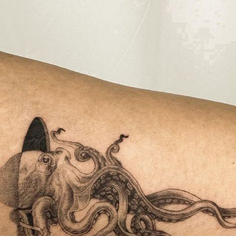 SOOA🖤 on Instagram: "🐙Fine line octopus from back hole 🕳️ Thank you so much🙏 . . #finelinetattoo #octopustattoo #smalltattoo" Octopus Line Tattoo, Octopus Fine Line Tattoo, Shoulder Octopus Tattoo, Octopus Tattoos Linework, Women’s Octopus Tattoo, Octopus Tattoo, Fine Line Tattoos, Thank You So Much, Octopus