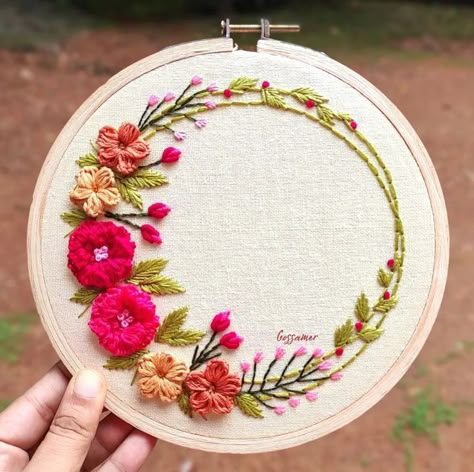 Embroidery Hoop Art Diy, Embroidery Stitches Beginner, Embroidery Hoop Crafts, Ribbon Embroidery Tutorial, Diy Embroidery Designs, Hand Embroidery Patterns Flowers, Floral Embroidery Patterns, Diy Embroidery Patterns, Hand Embroidery Tutorial