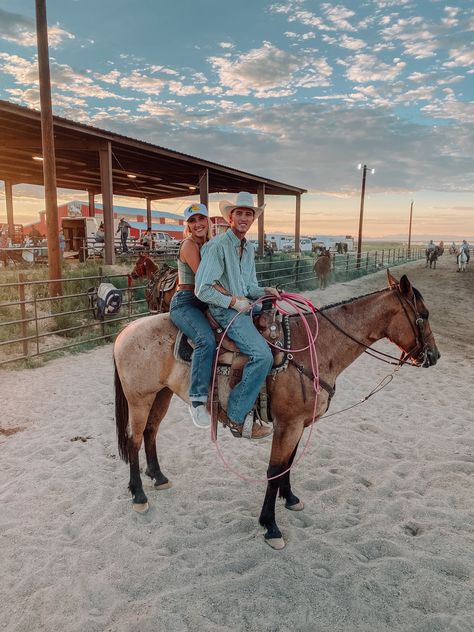 Rodeo Date, Western Relationship Goals, Western Love, Rodeo Girlfriend, Rodeo Wife, Rodeo Pictures Ideas, Rodeo Couple Pictures, Rodeo Boyfriend, Country Couple Goals