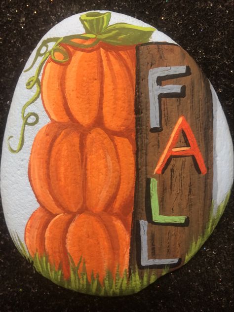 November Painted Rocks, Thanksgiving Stone Painting, Fall Rock Painting Ideas, Thanksgiving Painted Rocks, Autumn Rock Painting, Fall Painted Rocks, Autumn Painted Rocks, Autumn Stone Painting, Hay Bale Decor