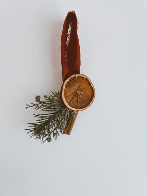 Orange & Pine Christmas Ornament - Etsy Natural Homemade Christmas Decorations, Earthy Christmas Tree, Dried Orange Ornaments, Thanksgiving Christmas Tree, Moody Christmas, Orange Ornaments, Orange Craft, Sustainable Christmas, Orange Christmas