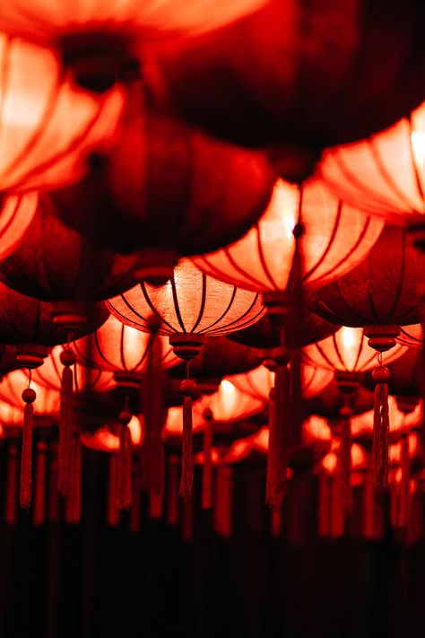 Photo by David Dworkind. Chinese Hotpot, Lantern Aesthetic, China Aesthetic, Japanese Restaurant Design, Chinese Aesthetic, Mood Images, Guilin, Red Lantern, Inspiration Photo